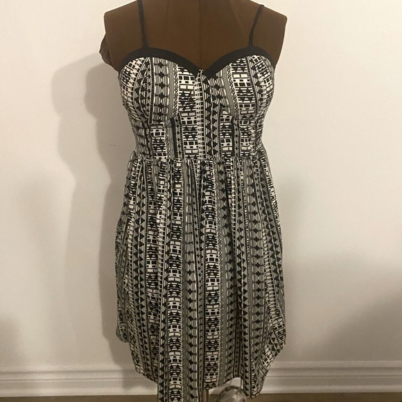 🖤🤍JOLIE🖤🤍Black and white pattern sleeveless pattern dress. Size 10.Like new. - Picture 7 of 15